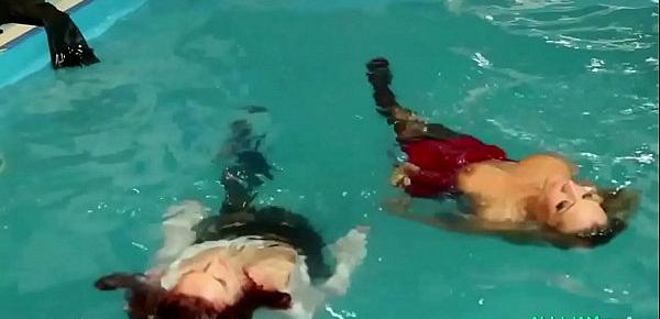  Lesbians get swimming pool soaked